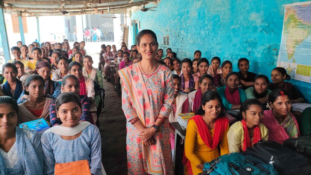 शादी के 10 साल बाद दो बच्चों को परवरिश करते हुए दरोगा बनने वाली रूबी छुट्टी में गांव पहुंचने पर BSS क्लब पहुंची, बिहार पुलिस की तैयारी कर रही छात्राओं को दिये टिप्स 1 IMG 20250327 WA0136