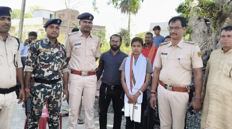 मैट्रिक परीक्षा में स्टेट टॉपर बनी साक्षी के घर पहुंच विभूतिपुर थानाध्यक्ष ने किया सम्मानित 1 IMG 20250330 WA0095