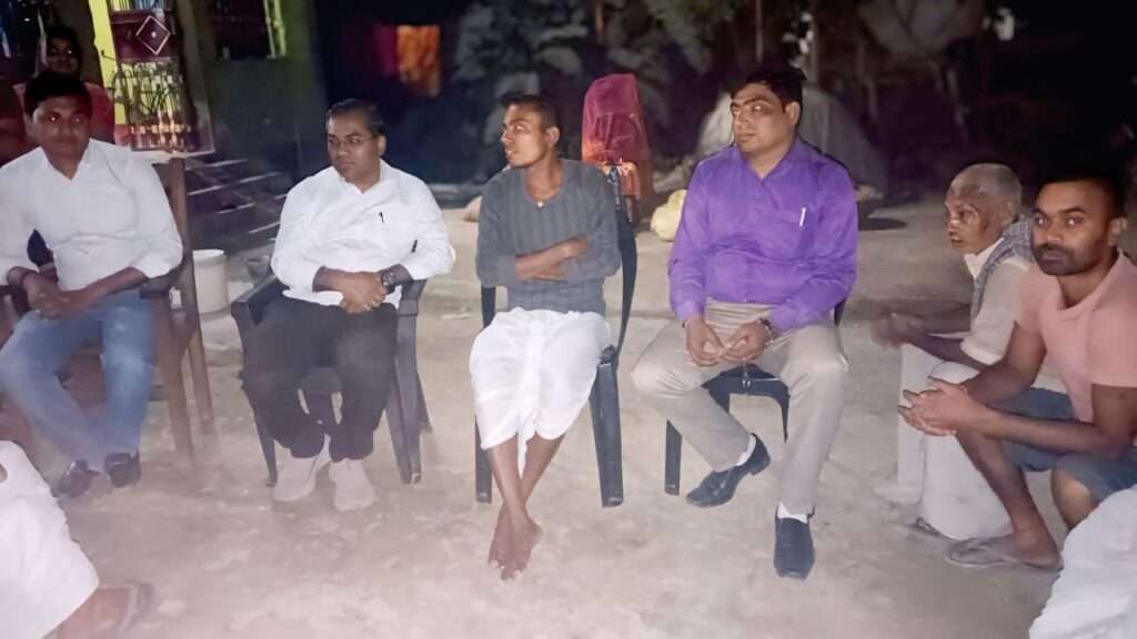 स्व. लखन पंडित के परिवार को सांत्वना देने पहुंचे डॉ. मनोज 1 IMG 20250331 WA0038