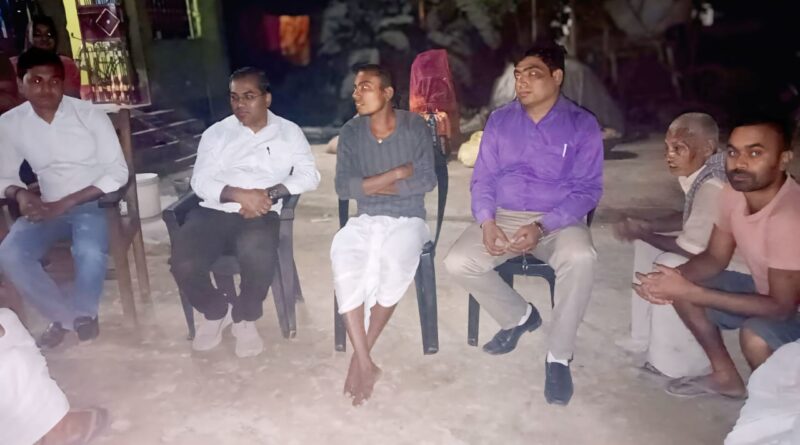 स्व. लखन पंडित के परिवार को सांत्वना देने पहुंचे डॉ. मनोज 1 IMG 20250331 WA0038