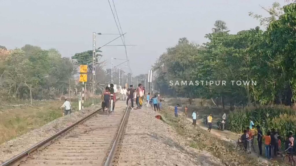 समस्तीपुर-रोसड़ा रेलखंड पर 2 हिस्सों में बंटी मिली युवक की ला'श, क्षेत्र में तरह-तरह की चर्चा 1 VideoCapture 20250315 111053