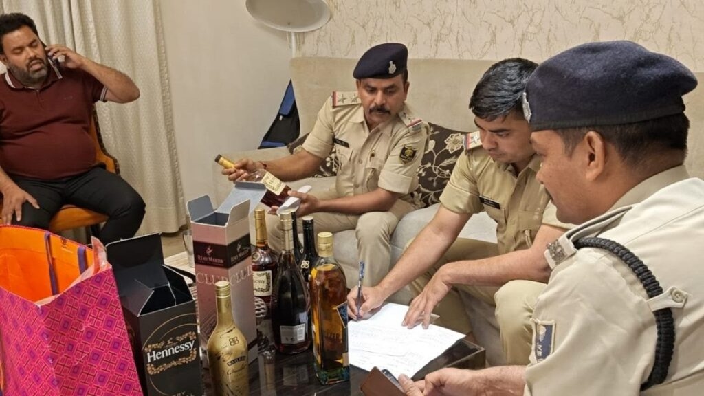 बिहार: खोजने गए नोटों की गड्डी, मिल गई बोतलें; पटना में कारोबारी के घर आयकर रेड में मिली शराब 1 file 2025 03 21T01 13 09 1200x675 1