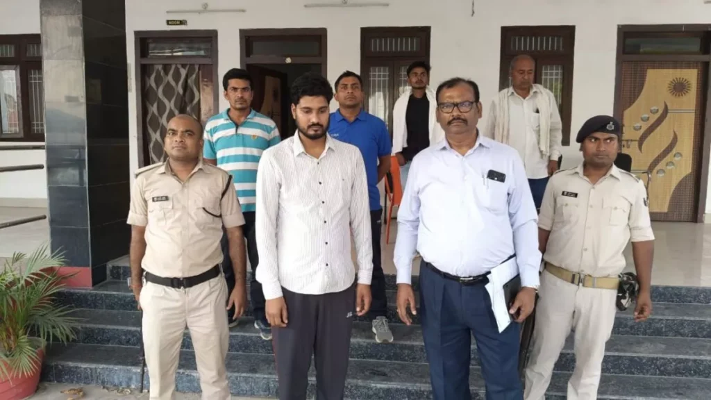 बिहार: निगरानी टीम ने डाटा एंट्री ऑपरेटर को 12 हजार घूस लेते रंगेहाथ पकड़ा, अंचल कार्यालय में मची अफरा-तफरी 1 07 04 2025 nigranihajipur1 23913691