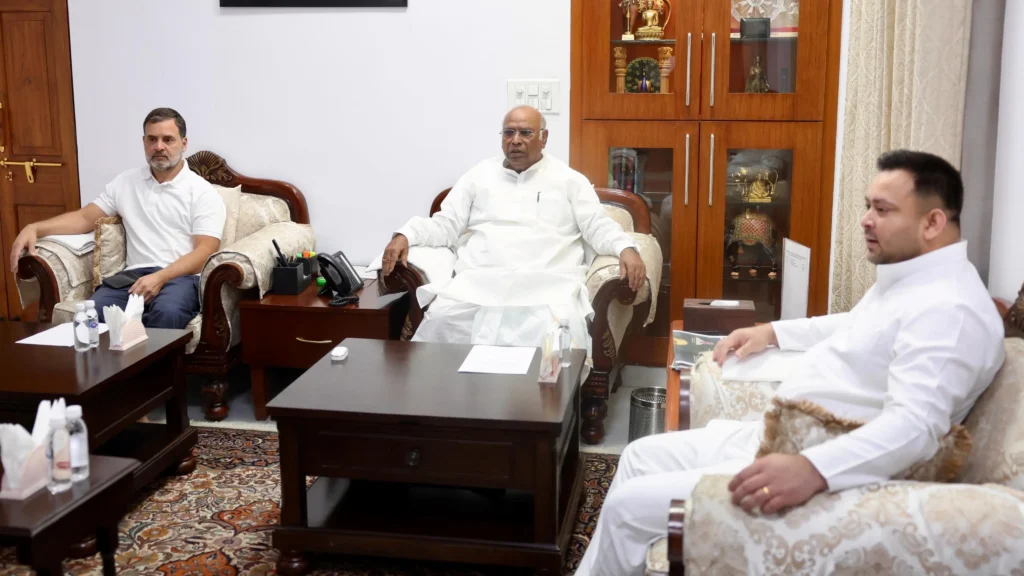 राजद-कांग्रेस में CM कैंडिडेट पर बनेगी एक राय? खरगे के घर राहुल गांधी और तेजस्वी यादव की बैठक शुरू 1 20250415 120753