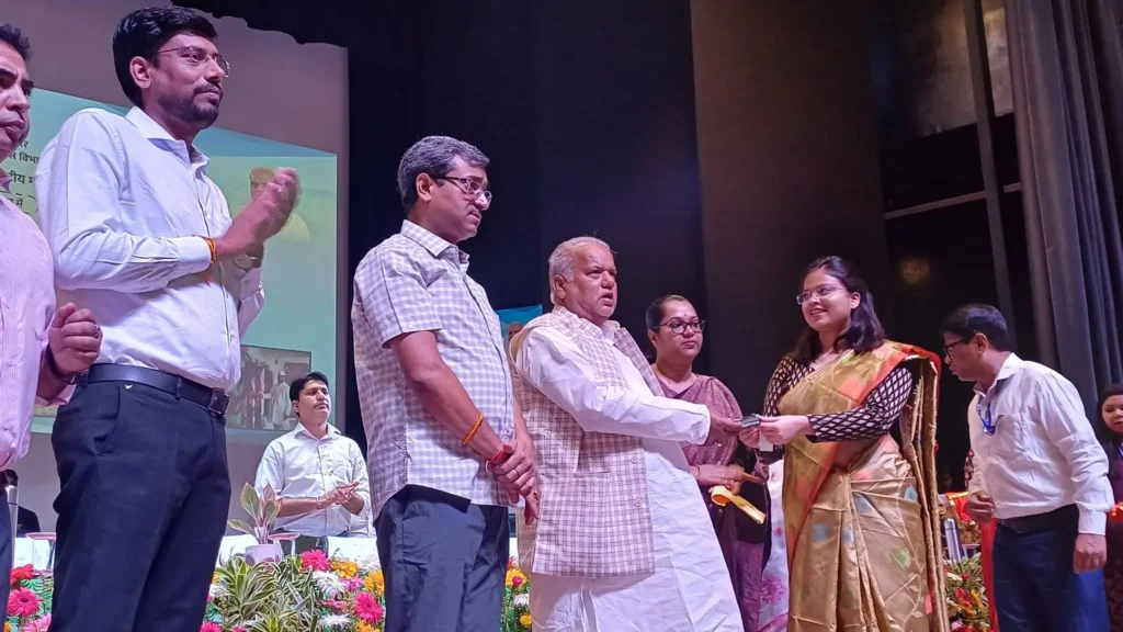 अब खटारा सूमो से नहीं बल्कि नई चमचमाती गाड़ी में घूमेंगे बिहार के BDO, चुनाव से पहले मंत्री ने सौंपी चाभी 1 20250426 183126