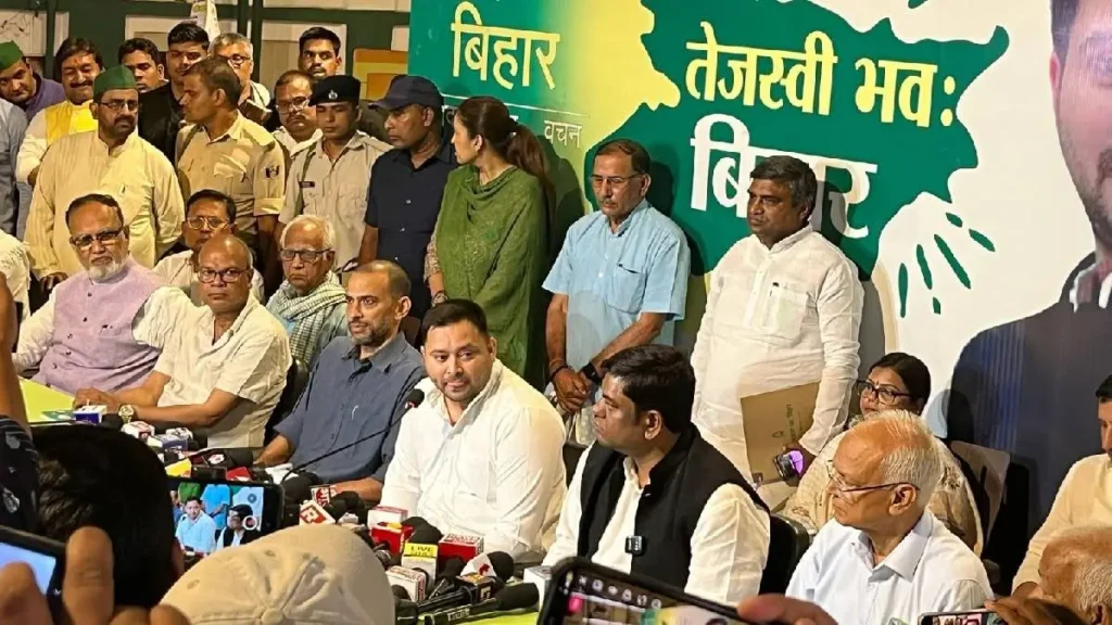महागठबंधन की बैठक खत्म, कोर्डिनेशन कमेटी का नेतृत्व करेंगे तेजस्वी, जानें अंदर क्या- क्या बात हुई 1 93997fe57ba04617b09b16a8393b6c0617448927184351008 original