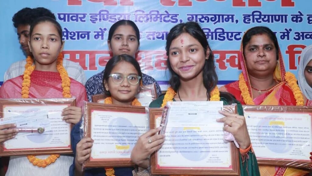 समस्तीपुर जिले के बिहार व जिला टॉपर छात्र-छात्राएं दलसिंहसराय में किये गए सम्मानित 1 FB IMG 1745778108886