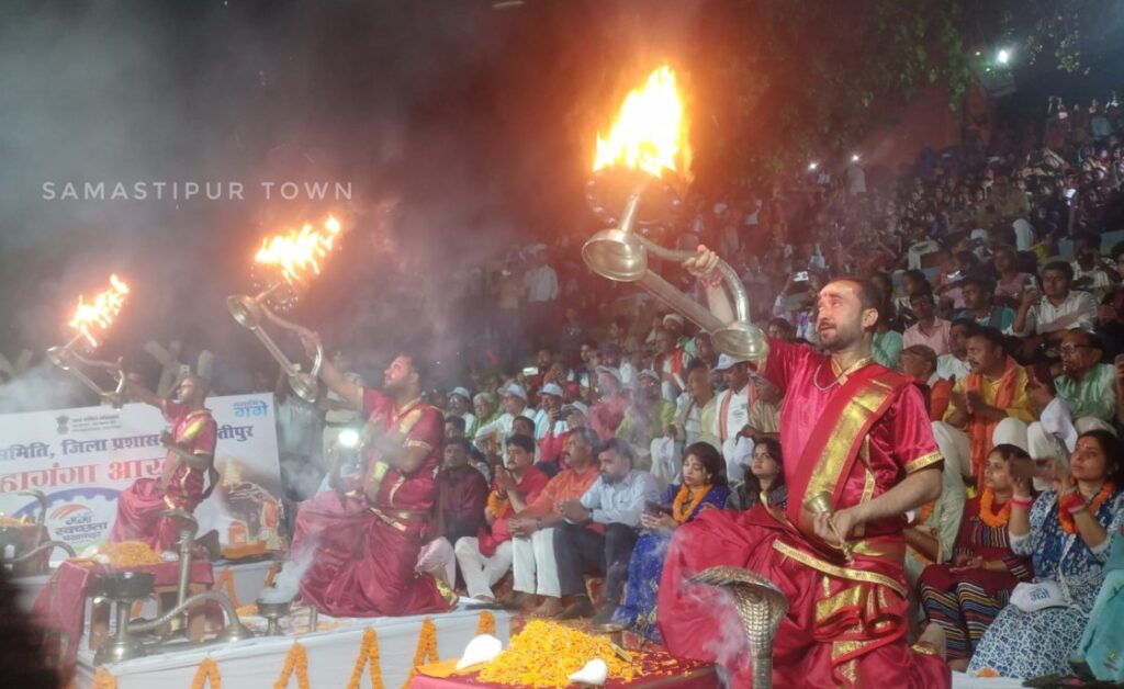 समस्तीपुर: रसलपुर गंगा घाट पर महाआरती का आयोजन, बनारस से आए पंडितों ने विधि विधान के साथ की पूजा-अर्चना 1 IMG 20250401 WA0099