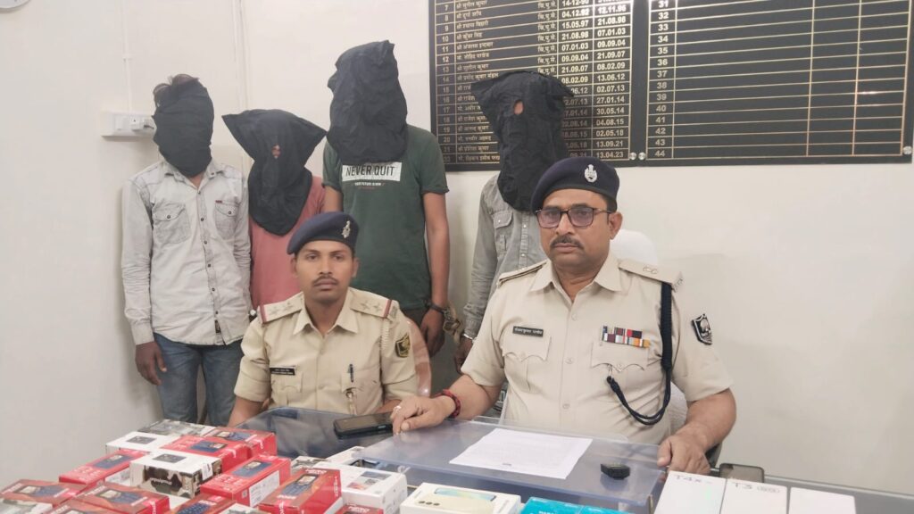 समस्तीपुर में चार अपराधी चोरी के 70 मोबाइल और हथियार के साथ गिरफ्तार 1 IMG 20250402 WA0043