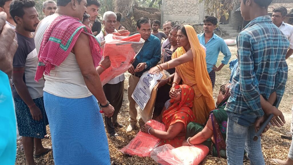 अग्नि पीड़ितों के पास पहुंचें डॉ. मनोज, निजी कोष से की सहायता 1 IMG 20250404 WA0035