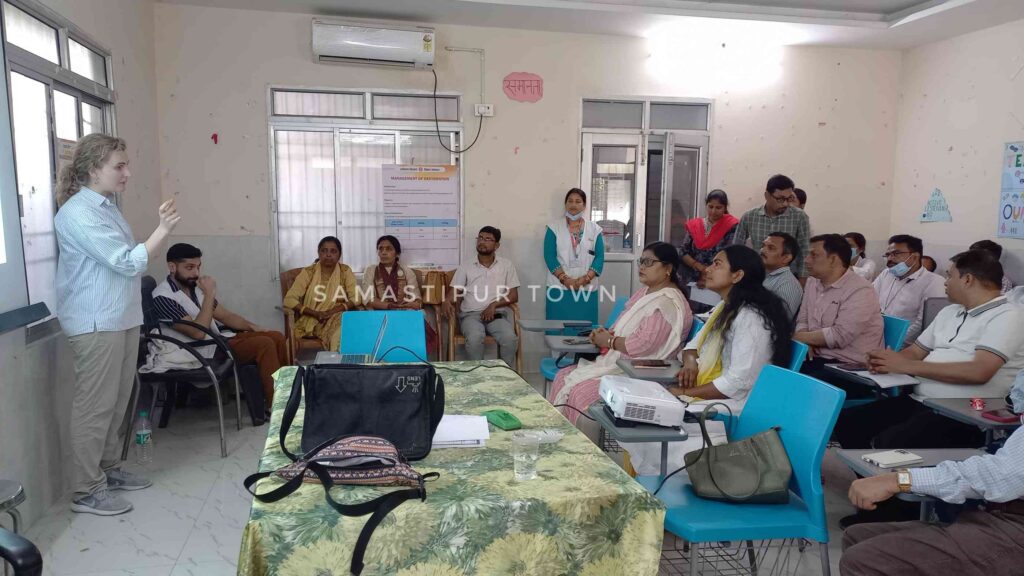 समस्तीपुर सदर अस्पताल में चिकित्सा पदाधिकारियों और स्वास्थ्य कर्मियों को दी गई एडवांस केस मैनेजमेंट की जानकारी 1 IMG 20250404 WA0102