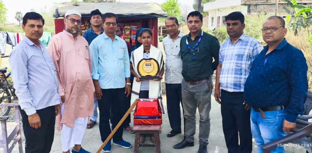 SBI के शाखा प्रबंधक और प्रधानाध्यापक ने स्टेट टॉपर साक्षी को किया सम्मानित 1 IMG 20250405 WA0123