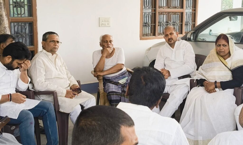 पुत्र के निधन पर पूर्व विधायक को सांत्वना देने पहुंचे राजद के एमएलए आलोक मेहता व अख्तरूल इस्लाम शाहीन 1 IMG 20250414 WA0036