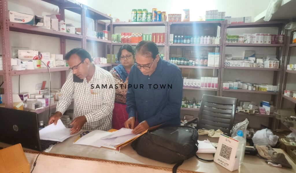समस्तीपुर में अवैध नर्सिंग होम के खिलाफ कार्रवाई, बिना लाइसेंस दवा दुकान से 40 तरह की दवाएं जब्त, संचालक सहित कर्मचारी फरार 1 IMG 20250417 WA0046
