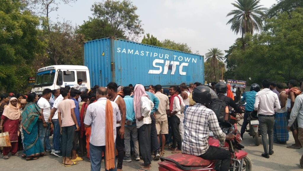दलसिंहसराय में मात्र दो धुर जमीन के लिए जमकर मारपीट, इलाज के क्रम में युवक की मौ'त, परिजनों ने किया NH-28 जाम 1 IMG 20250419 WA0030
