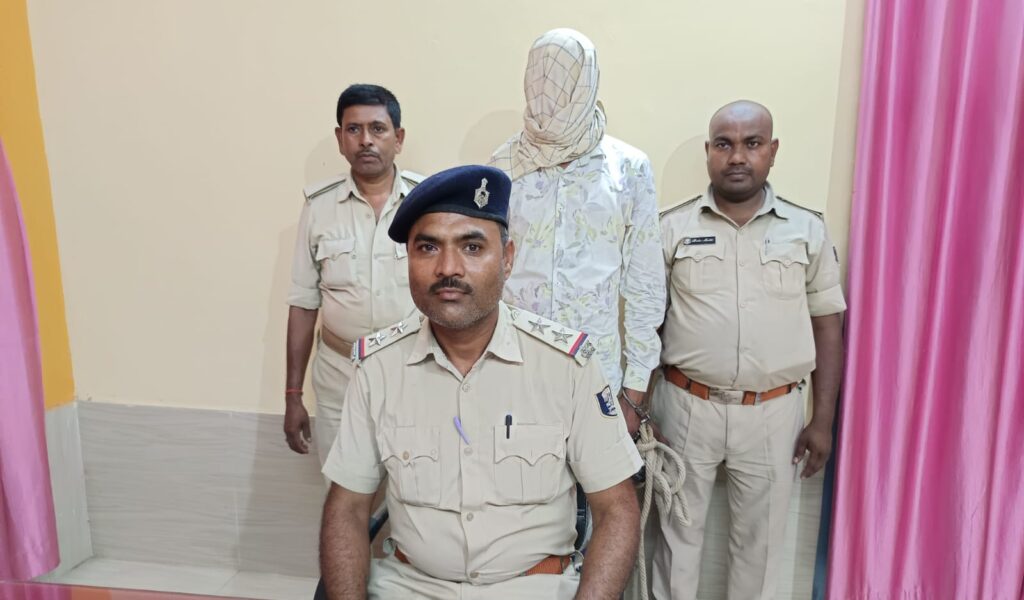 बाराती में पिस्टल लहराना युवक को पड़ा महंगा, समस्तीपुर पुलिस ने किया गिरफ्तार 1 IMG 20250421 WA0075