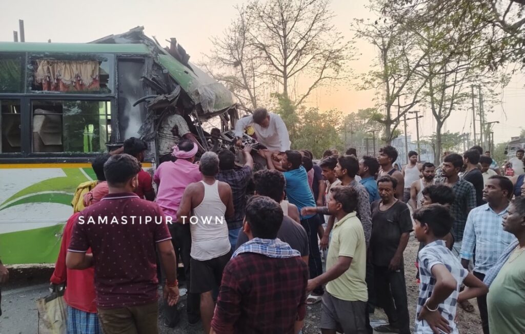 दलसिंहसराय में बस और ट्रक के आमने-सामने टक्कर में जख्मी हुए ट्रक चालक की इलाज के दौरान हुई मौ'त 1 IMG 20250422 WA0079