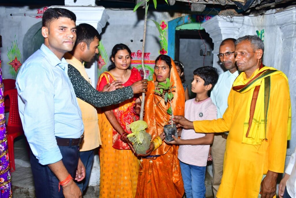 अनूठी पहल: बेटी की शादी में ऑक्सीजन मैन राजेश सुमन ने भेंट किया पौधा 1 IMG 20250424 WA0145