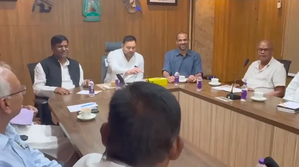 तेजस्वी यादव सेंटर में, अगल-बगल मुकेश सहनी और कृष्णा अलावरू; महागठबंधन का बंद कमरे में महामंथन 1 Screenshot 20250417 152659