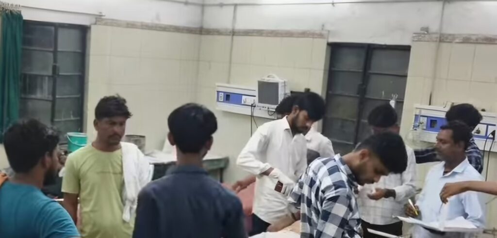 BREAKING : चीनी मिल चौक के पास ट्रक की ठोकर से शख्स जख्मी, सदर अस्पताल में भर्ती 1 Screenshot 20250422 221926 Facebook