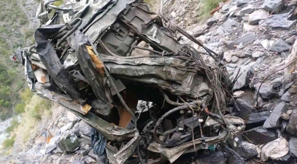 जम्मू-कश्मीर के रामबन में भीषण सड़क हादसा, 700 फीट गहरी खाई में गिरा सेना का वाहन; 3 जवानों की मौत 1 04 05 2025 ramban accident 23930764 1494907 1