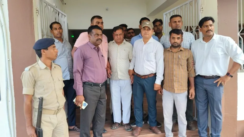 बिहार: शिक्षा विभाग के प्रधान लिपिक और डाटा ऑपरेटर को निगरानी ने 50 हजार लेते दबोचा, रिटायर्ड टीचर से राशि भुगतान के लिए मांगा था नजराना 1 05 05 2025 nigranivibhag12 23931605