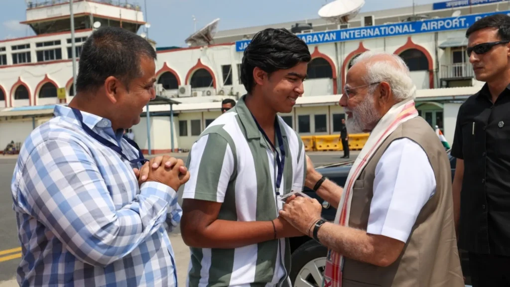 पटना एयरपोर्ट पर युवा सनसनी वैभव सूर्यवंशी से मिले पीएम मोदी, कहा- पूरा देश इनके क्रिकेट कौशल की कर रहा प्रशंसा 1 20250530 144023