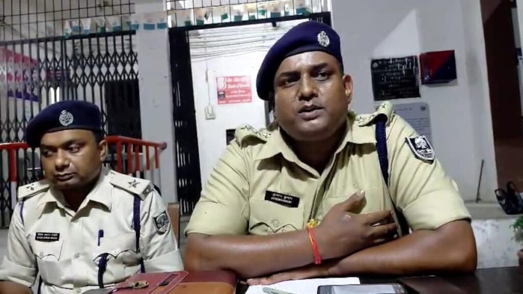बिहार में शराब की तस्करी करा रहे टाइगर मोबाइल जवान! बेगूसराय में 3 पुलिसकर्मी 4 तस्करों संग गिरफ्तार 1 6839e9cfe7d68 dsp kundan kumar 302426447 16x9 1