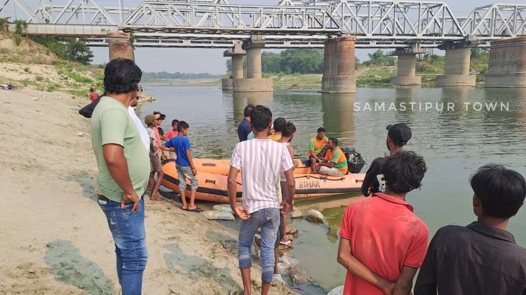 रेलवे पूल के पाश बूढ़ी गंडक नदी में डूबे किशोर का शव SDRF ने किया बरामद 1 FB IMG 1746378432600