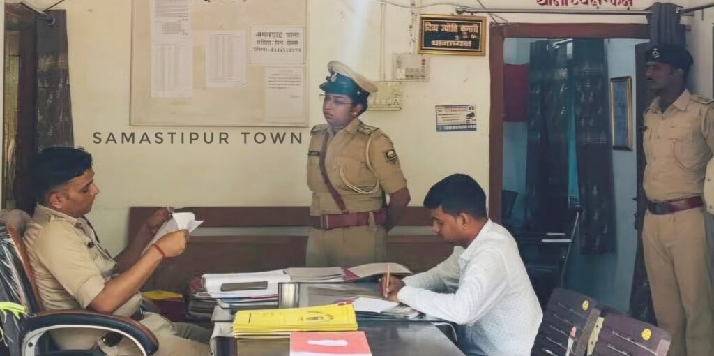 एसपी ने किया अंगारघाट थाने का निरीक्षण, थानाध्यक्ष को दिए कई दिशा-निर्देश 1 FB IMG 1747318134972