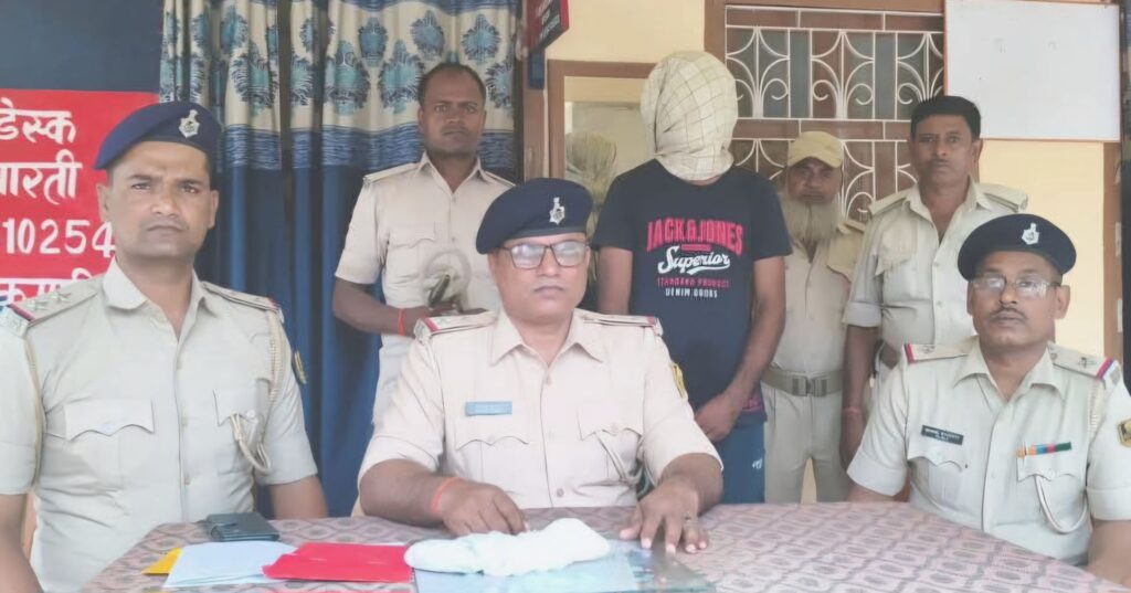 हसनपुर थाने की पुलिस ने शासन गांव में लोडेड देशी कट्टा के साथ बदमाश को किया गिरफ्तार 1 FB IMG 1748163041368