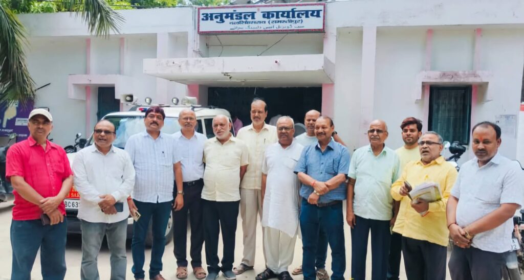 दलसिंहसराय में व्यवसायी बंधुओं से लूटपाट व गोली मारकर ज'ख्मी मामले में एक सप्ताह बाद भी अन्य अपराधी पकड़ से बाहर, प्रशासन को दिया ज्ञापन दिया 1 FB IMG 1748369524558