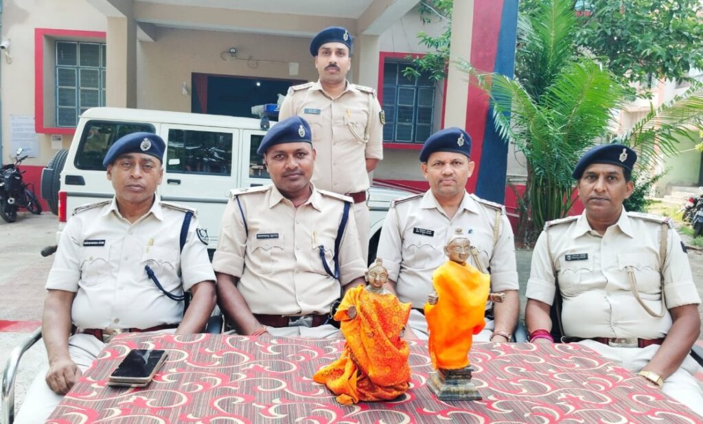 रोसड़ा में एक हफ्ते पूर्व चोरी हुए सीता व लक्ष्मण के अष्टधातु की मूर्ति बरामद 1 IMG 20250505 WA0057
