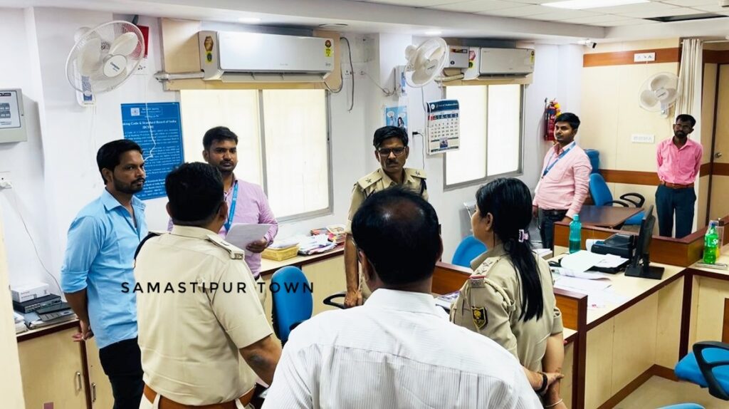 समस्तीपुर बैंक लूटकांड का पुलिस ने किया सीन रीक्रिएट, अपराधियों का बनाया जा रहा स्केच 1 IMG 20250509 WA0062 1