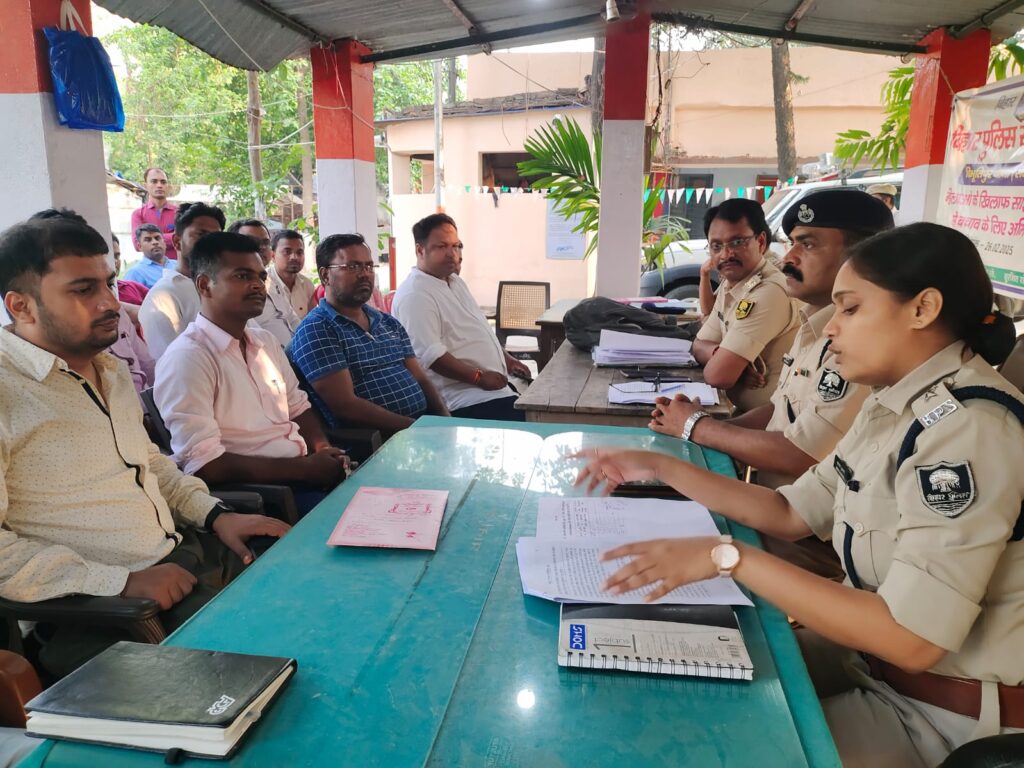 विभूतिपुर थाना परिसर में ज्वेलरी दुकानदार व CSP संचालकों के साथ बैठक कर DSP ने दिये कई निर्देश 1 IMG 20250514 WA0001