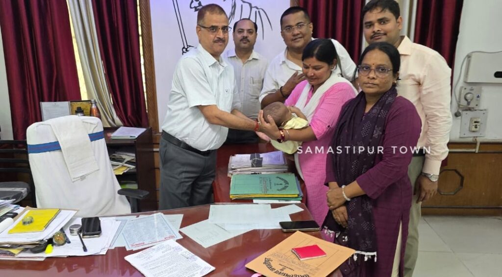 ऑनलाइन प्रक्रिया के बाद देवघर से समस्तीपुर पहुंच दंपती ने बालक को लिया गोद 1 IMG 20250515 WA0072