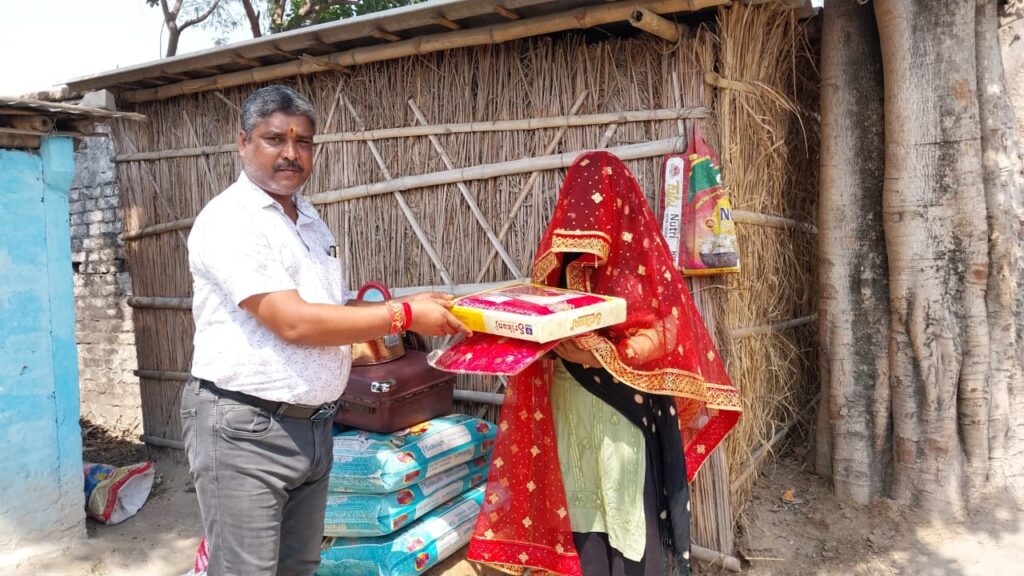 गरीब बेटी की शादी में समाजसेवी राजू सहनी ने की मदद, स्थानीय ग्रामीणों ने सराहा 1 IMG 20250517 WA0037
