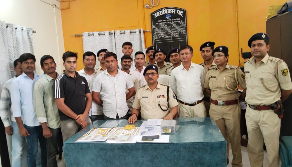बैंक ऑफ महाराष्ट्र से 10 किलो सोना व 15 लाख लूट मामले में 958 ग्राम आभूषण बरामद, बदमाशों के साथ बैंक में किया गया सीन रिक्रिएशन 1 IMG 20250517 WA0058