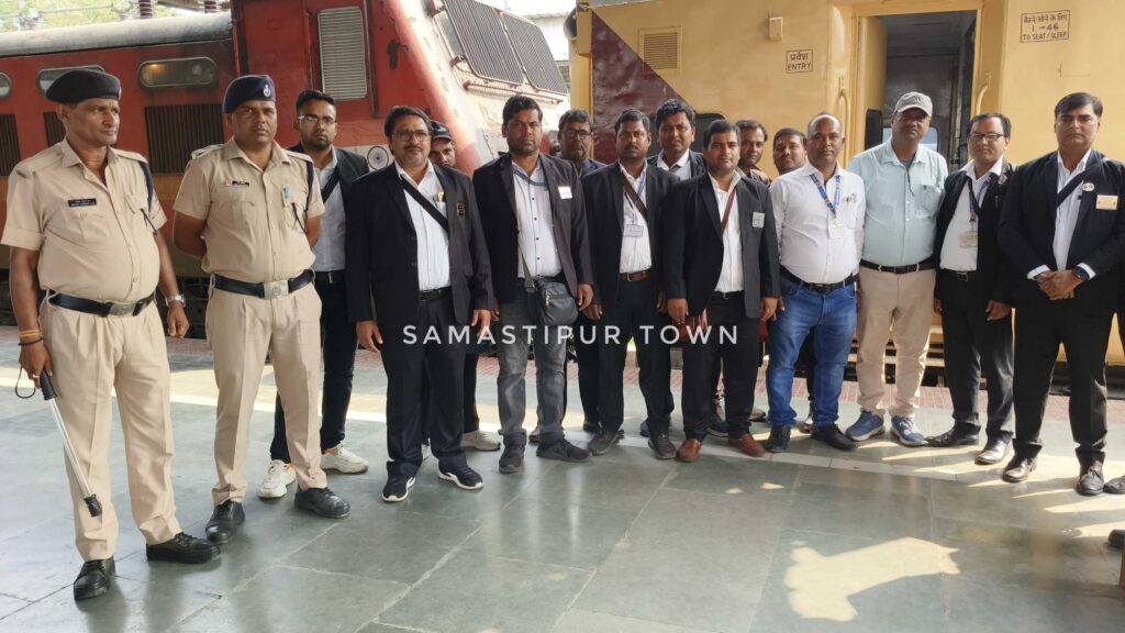 समस्तीपुर रेल मंडल में टिकट चेकिंग अभियान के दौरान 435 बेटिकट यात्री धराये, 1 लाख 52 हजार 770 रुपये राजस्व की वसूली 1 IMG 20250519 WA0093