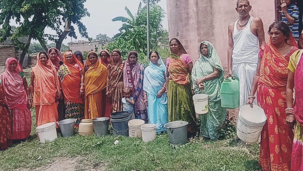 मुस्तफापुर में 15 दिनों से बंद है नल-जल का पानी, ग्रामीणों में आक्रोश 1 IMG 20250521 WA0104