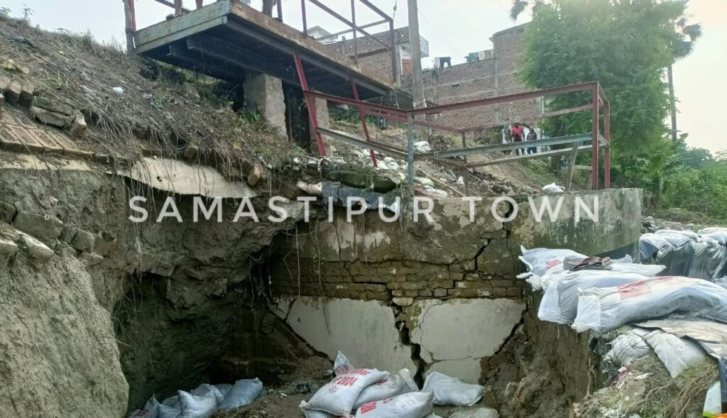 पूसा का स्लूइस गेट कमजोर, आयीं दरारें, जलस्तर की बढ़ोतरी होने पर उसके दबाब को सहन करना होगा मुश्किल 1 IMG 20250523 WA0000