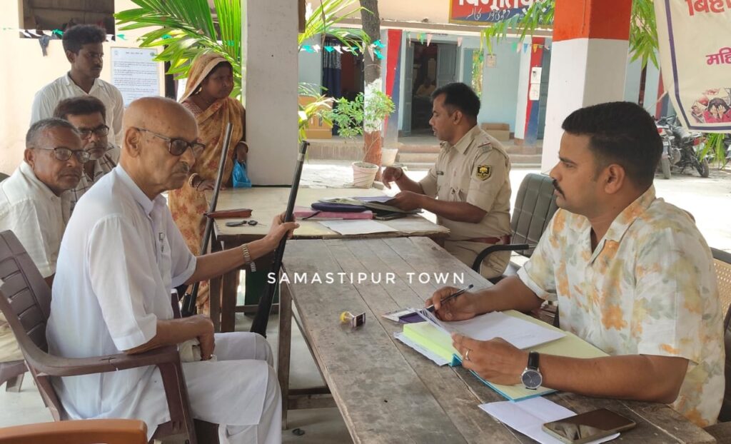 विभूतिपुर थाना परिसर में किया गया शस्त्रों का भौतिक सत्यापन 1 IMG 20250523 WA0083