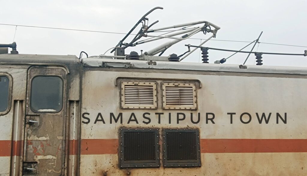 समस्तीपुर-दरभंगा रेलखंड पर इंजन का पेंटा टूटने व ओएचई क्षतिग्रस्त होने से रेल परिचालन छह घंटे रहा बाधित 1 IMG 20250525 WA0077