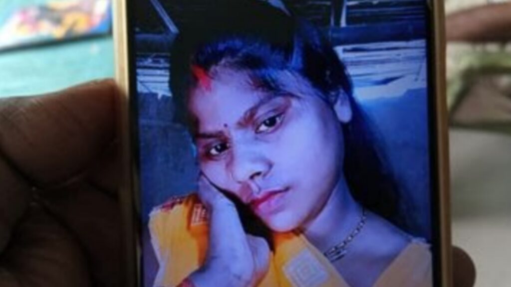 सिंघिया में संदिग्ध हालत में महिला की मौत, मायके वालों का आरोप- "बच्चा नहीं होने पर ससुराल वालों ने मार डाला" 1 Picsart 25 05 27 18 11 31 399