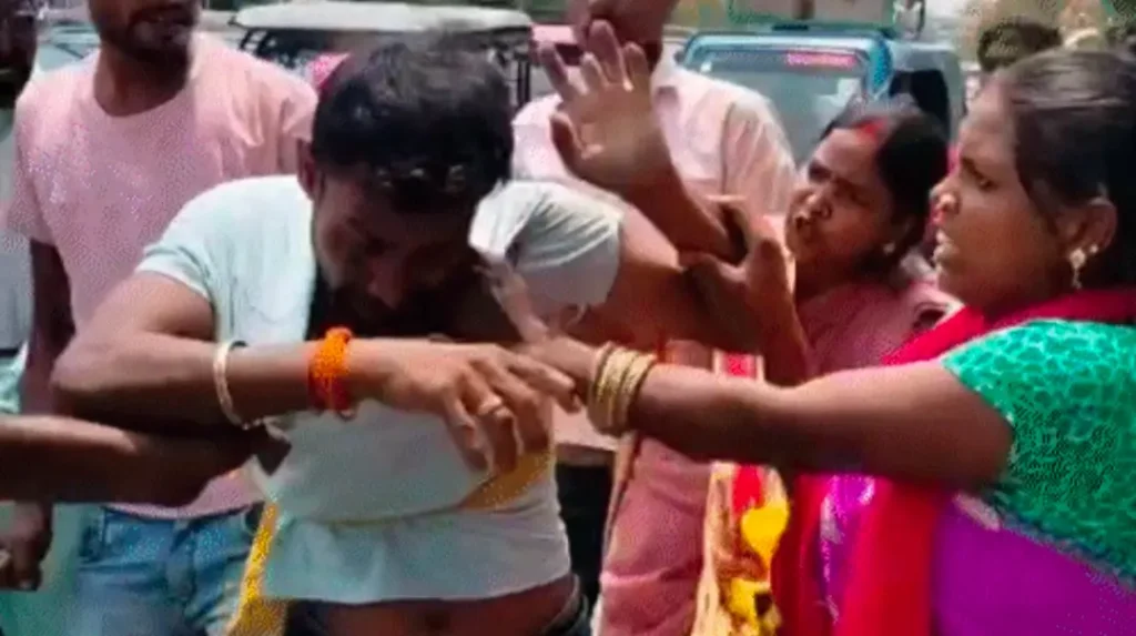 बिहार: बेटे-बेटी की शादी से पहले समधी-समधन पहुंचे कोर्ट मैरिज करने; पीछे से आ गया परिवार, चप्पल-जूतों से हुई पिटाई 1 Screenshot 20250520 201422