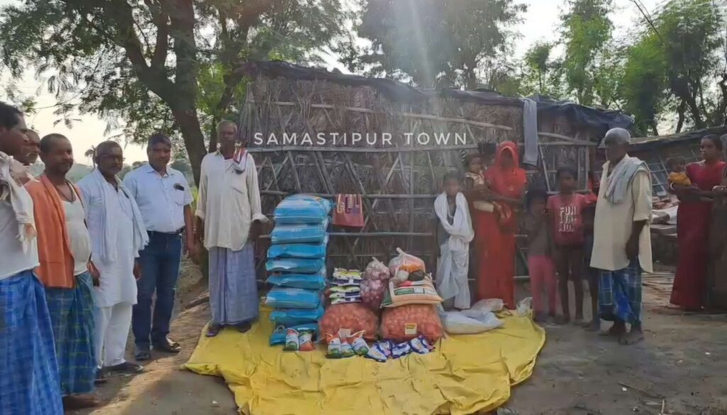 सामाजिक कार्यकर्ता राजू सहनी ने जरूरतमंद परिवार को दी राशन सामग्री 1 VideoCapture 20250511 100809