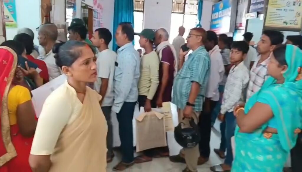 गर्मी बढ़ने पर समस्तीपुर सदर अस्पताल में मरीजों की संख्या में हुई वृद्धि, निर्धारित समय से आधे या एक घंटे की देरी से पहुंच रहे हैं डॉक्टर 1 VideoCapture 20250515 192338