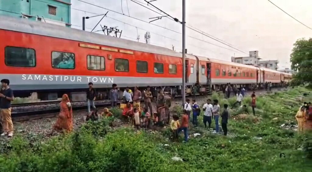 समस्तीपुर धरमपुर न्यू काॅलोनी में ट्रेन से कटकर मृत हुए व्यक्ति की हुई पहचान 1 VideoCapture 20250520 194106