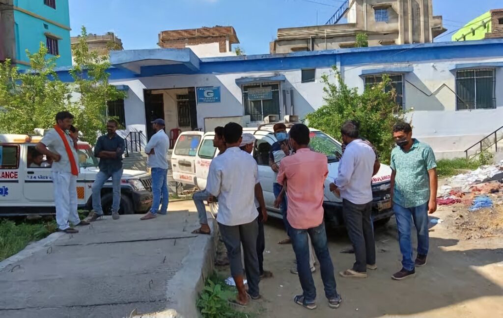 देर रात मोहनपुर रोड में सड़क हादसे में गैरेज संचालक की मौत, कर्मी गंभीर रूप से घायल 1 images 7 1