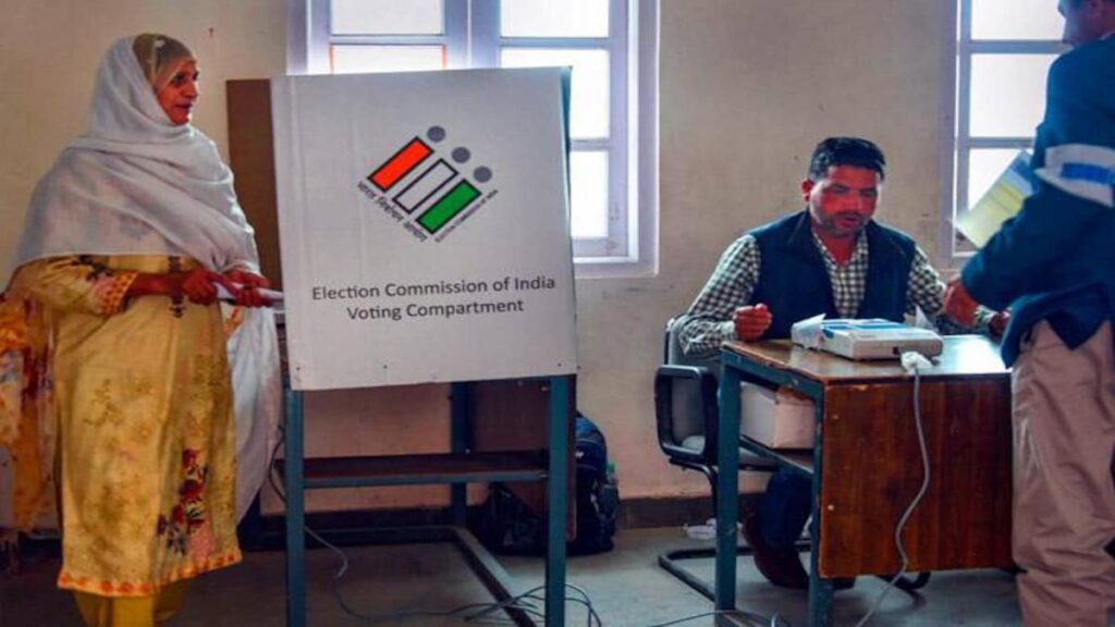 बिहार चुनाव में वोटिंग के दौरान मोबाइल का टेंशन नहीं, अब बूथ पर जमा करने की फेसिलिटी 1 polling booth 660 041719073523
